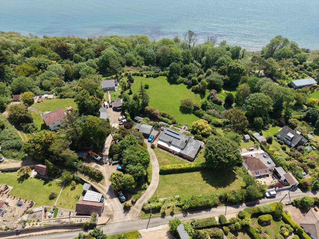 Lot: 142 - DETACHED BUNGALOW WITH STRUCTURAL DAMAGE AND ALMOST 2.5 ACRES WITH SEA VIEWS - Silver Retreat and the Surrounding Properties